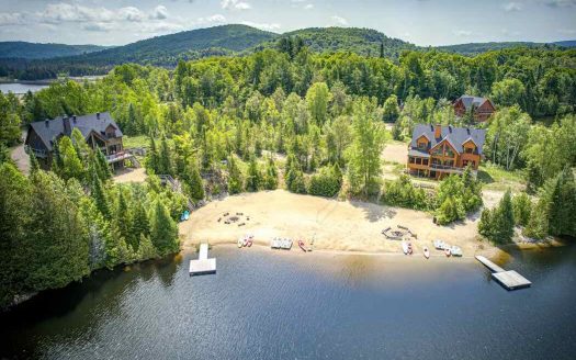 Domaine de chalets locatifs haut de gamme avec lac privé dans les Laurentides